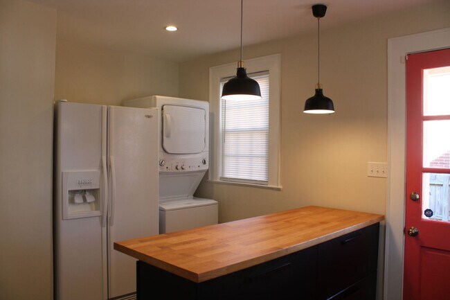 Building Photo - 1804 Anderson St NW