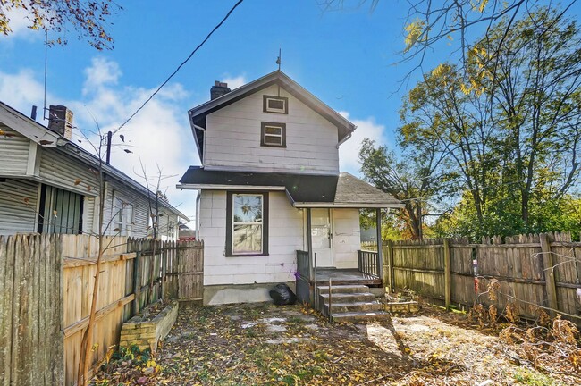 Building Photo - Two Bed, One Bath in Dayton!