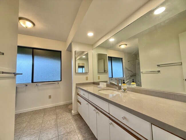 Building Photo - Beautiful 3 Bedroom / 2.5 Bathroom Home in Wailuku Heights!