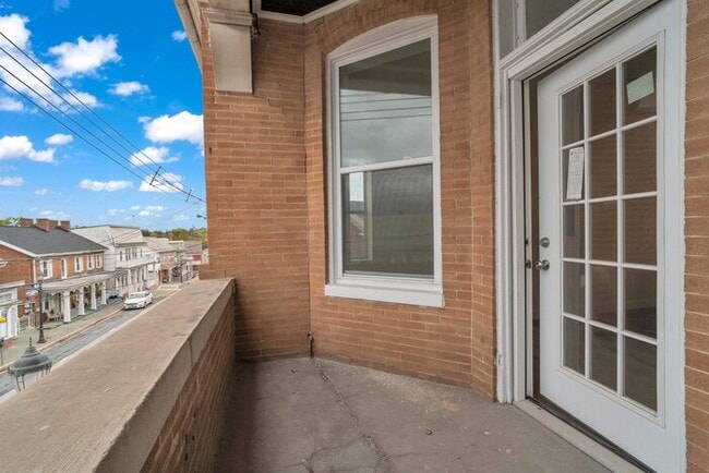 Building Photo - 18 N Main St