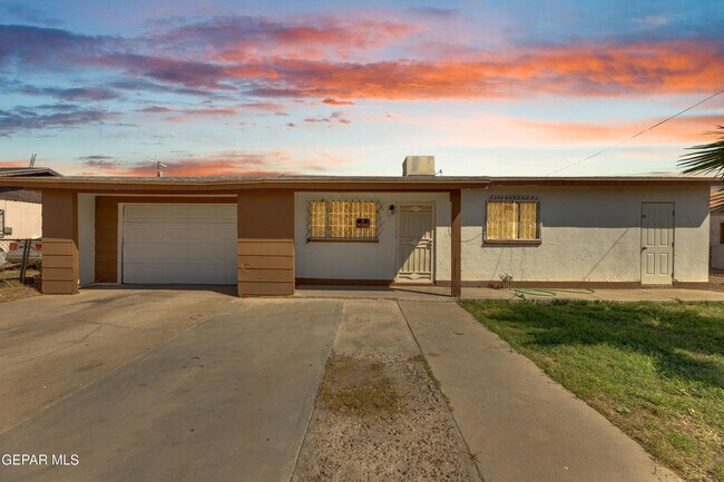 Building Photo - 4945 Sierra Madre Dr