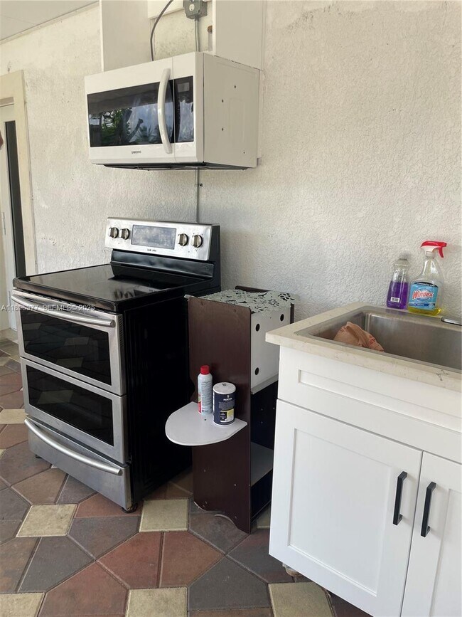 Building Photo - 240 NE 27th St