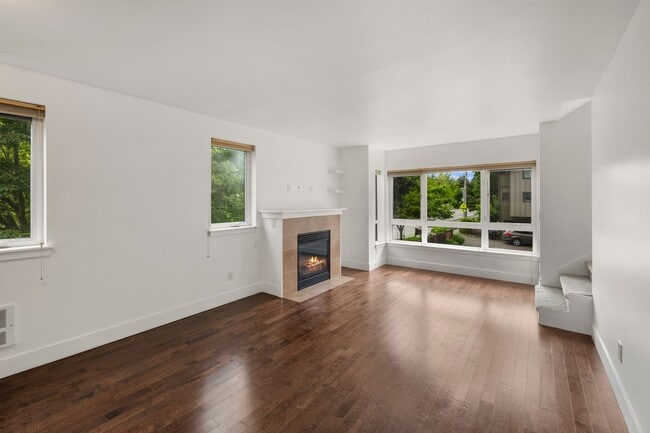 Building Photo - West Seattle - Large Bright 2 Bedroom 1.75 bath Delridge Townhouse