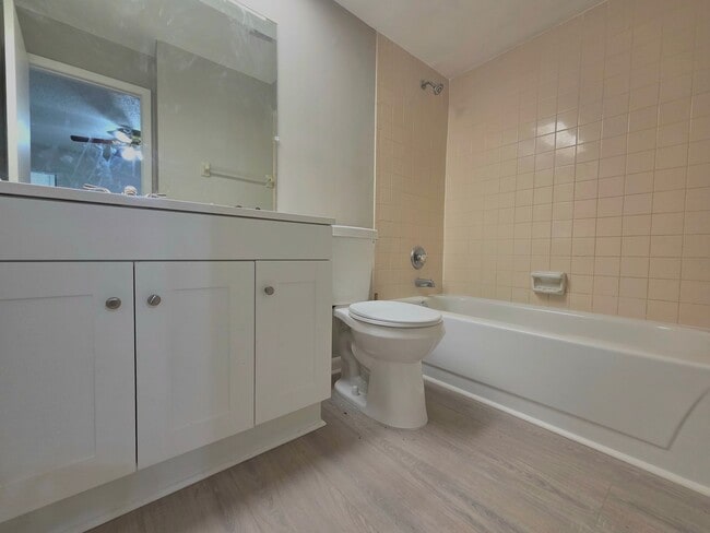 Building Photo - Beautiful 2 Bedroom, 2 Bathroom Apartment ...