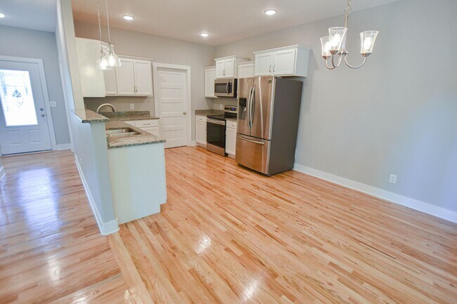 Building Photo - Three Bedroom with Bonus in Sango!