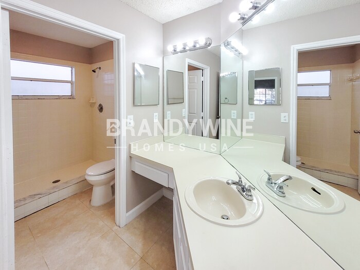 Building Photo - 542 Queensbridge Dr