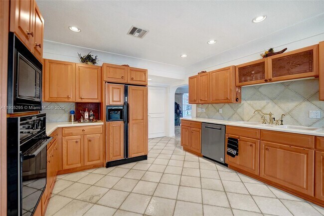 Building Photo - 2889 NE 35th St