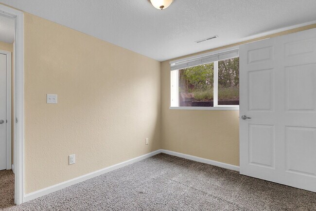 Building Photo - $1,795.95 - 2 Bed, 1 Bath Duplex Unit in Littleton with Fenced in yard, and In Unit Laundry!