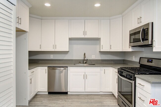 Building Photo - 1451 E Wilson Ave