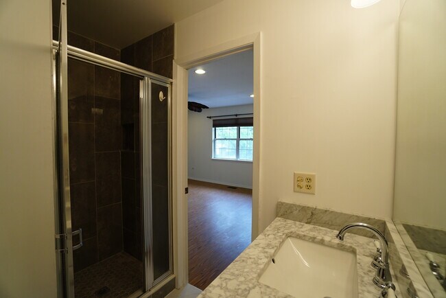 Building Photo - 522 Lasalle Ct