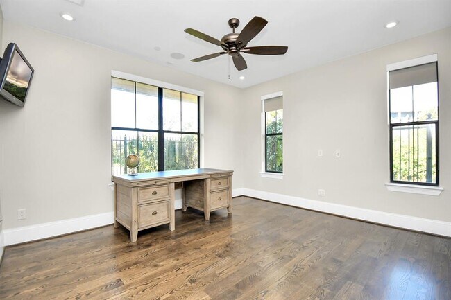 Building Photo - 631 N Live Oak St