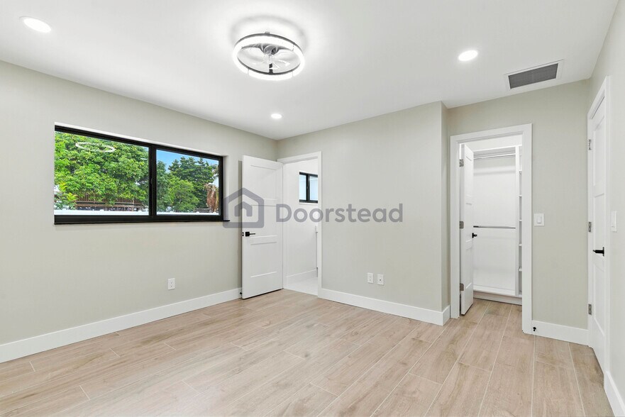 Building Photo - 6886 Tradewind Way