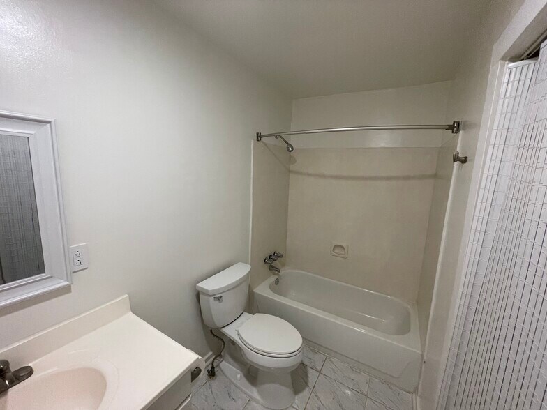 Building Photo - 4810 Annunciation St