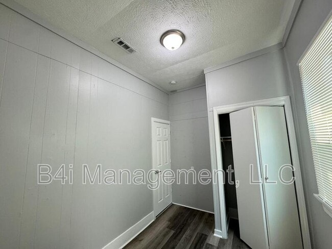 Building Photo - 407 Circus St