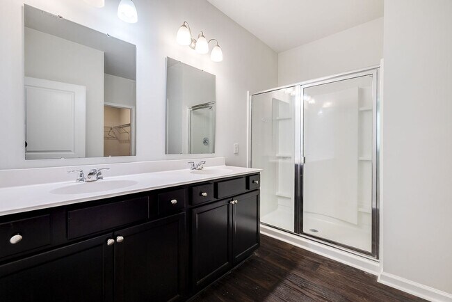 Building Photo - Stylish 4-Bed 2 Bath Ranch Home with Moder...
