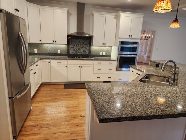 Building Photo - Stunning Luxury Home with 5 Bedrooms and 5...