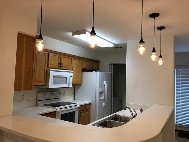 Building Photo - Great Close-In Condo