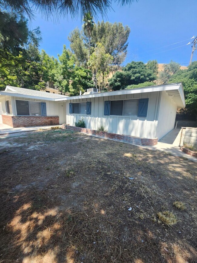 Building Photo - Newly Renovated! Spacious 4-Bed, 2-Bath Ho...