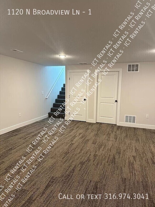 Building Photo - 1120 N Broadview Ln