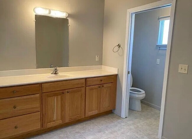 Building Photo - Spacious 3 bed 2 bathroom with 2 car garage