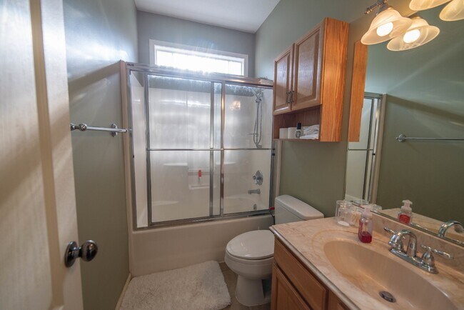 Building Photo - 5 Bedroom, 3 Bathroom house with completed...