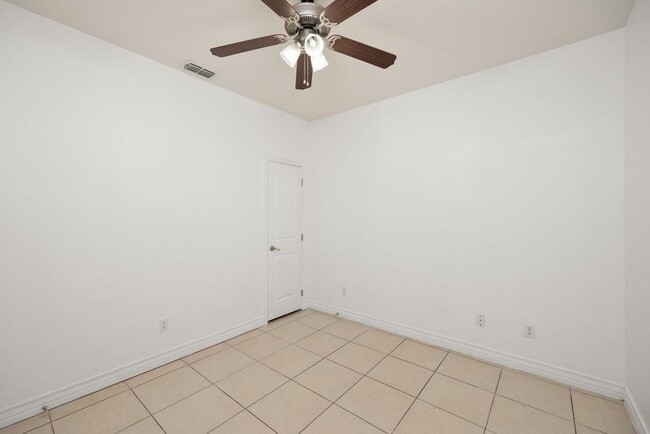 Building Photo - 3003 S I Lane