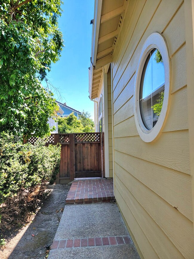 Building Photo - Lovely and Spacious 4-bedroom Beauty in De...