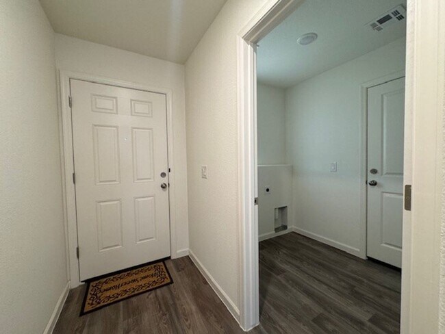 Building Photo - 3 BR 2BA Community with Gated entry, Near Rotary Park Sports fields and Colorado River Boat ramp/...