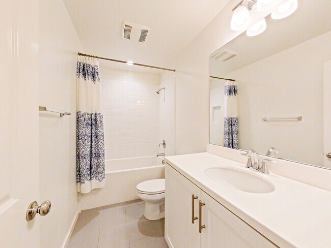 Building Photo - Los Alamitos Condo - 3 Bedroom / 2.5 Bathr...