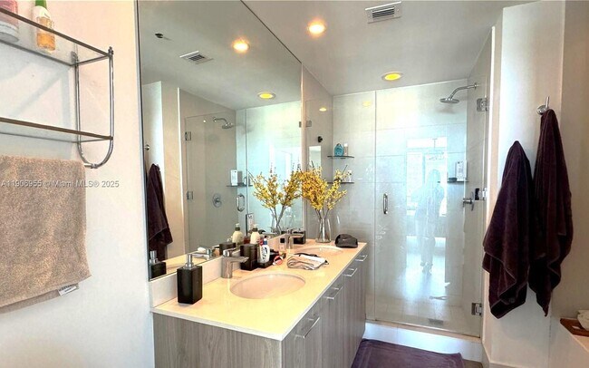 Building Photo - 501 NE 31st St