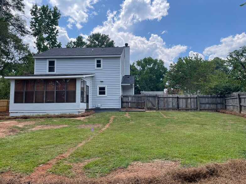 Building Photo - 575 Fairfield Way