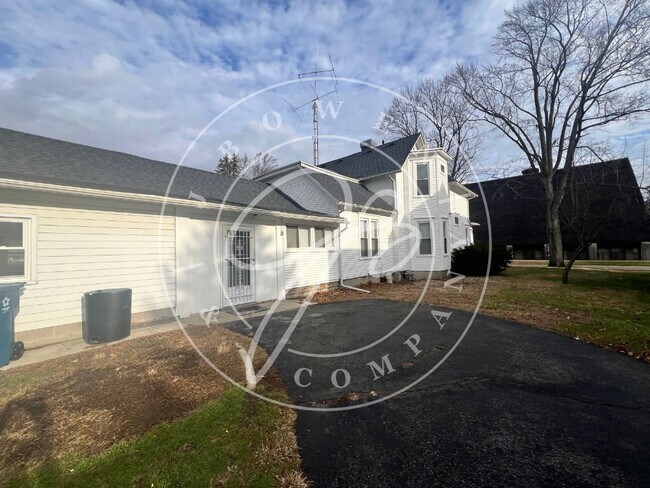 Building Photo - "Charming 3-Bedroom with 2 Full Baths in t...