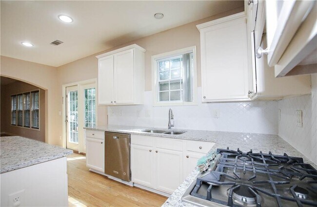 Building Photo - 6614 Mimosa Cir