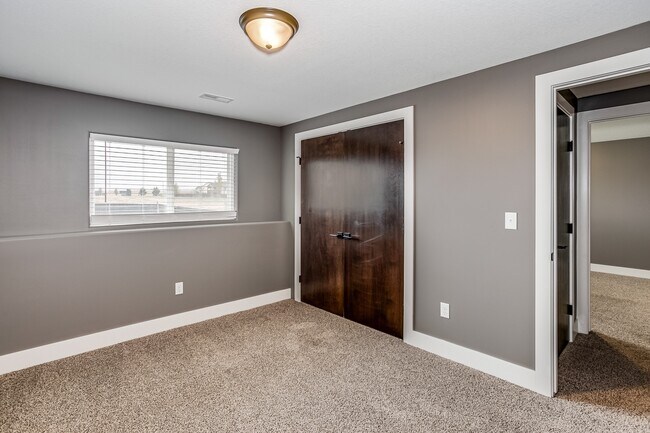 Building Photo - Stunning 5 bedroom Ranch style home