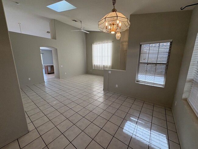 Building Photo - Great eastside location Pet friendly