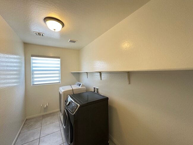 Building Photo - 6784 Pivot Point St