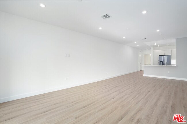 Building Photo - 1832 S Barrington Ave
