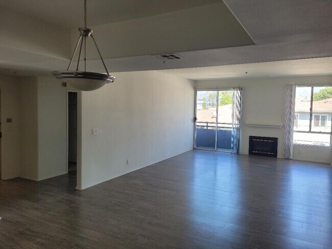 Building Photo - 100 S Hayworth Ave