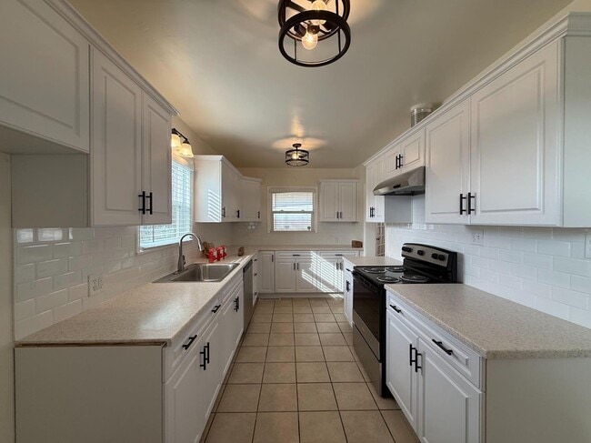 Building Photo - 10608 S Zediker Ave