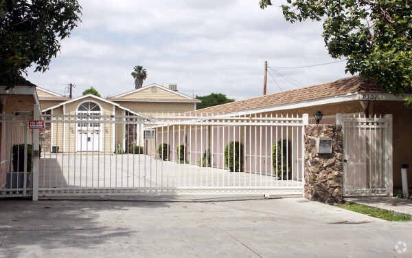 Primary Photo - 9301 Elm Vista Dr