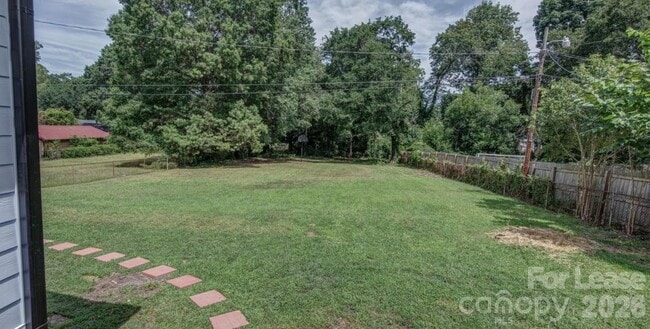 Building Photo - 910 E 6th Ave