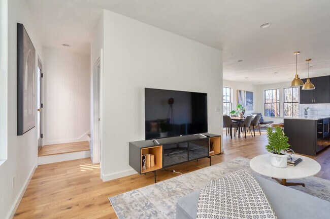 Building Photo - 508 NE 56th Ave