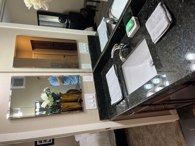 Building Photo - 2511 W Queen Creek Rd