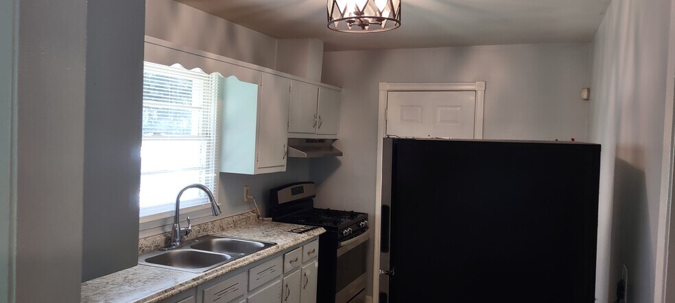 Kitchen - 198 Polar Rock Dr SW
