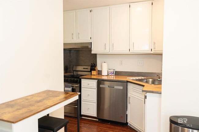 Building Photo - 1046 Sea Cliff Dr N