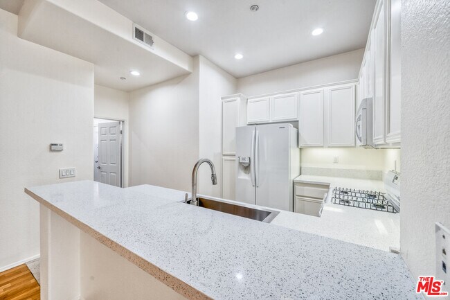 Building Photo - 1133 Jewett Dr