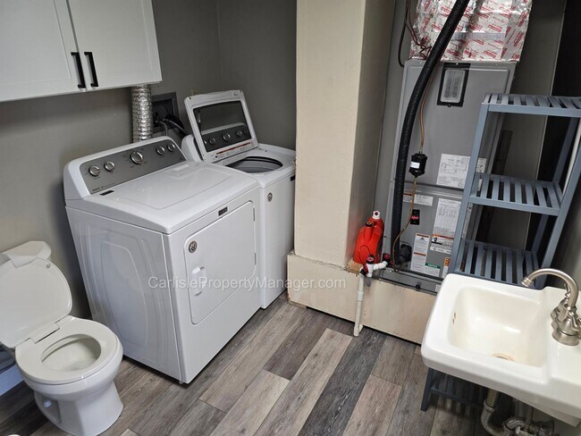 Building Photo - 2-Bedroom Townhouse w Fenced Patio, Off-Street Parking, Dishwasher, and Easy Commute