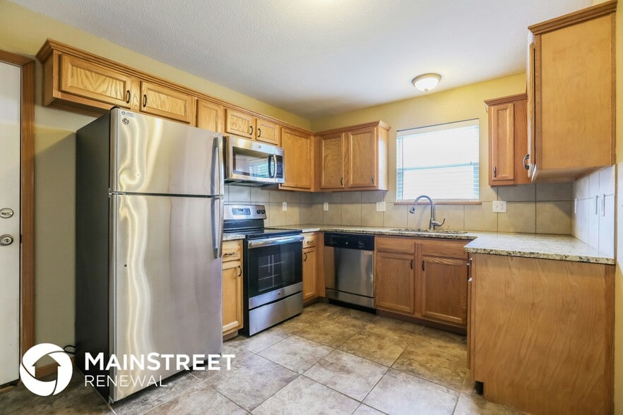 Building Photo - 411 NE Wolf Creek Dr