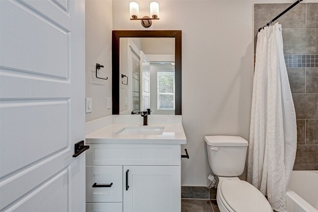 Building Photo - 1302 W 24th St