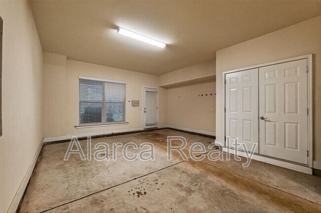 Building Photo - 2727 Grand Union Way